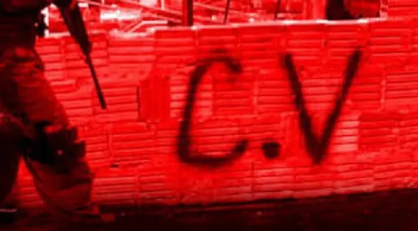 Sigla do comando vermelho em um muro